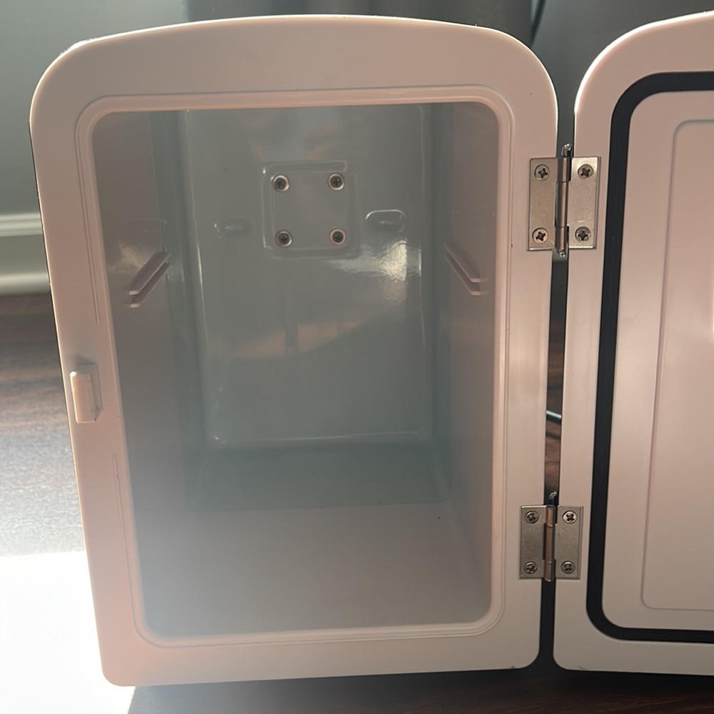 Mini fridge - Picture 2 of 5